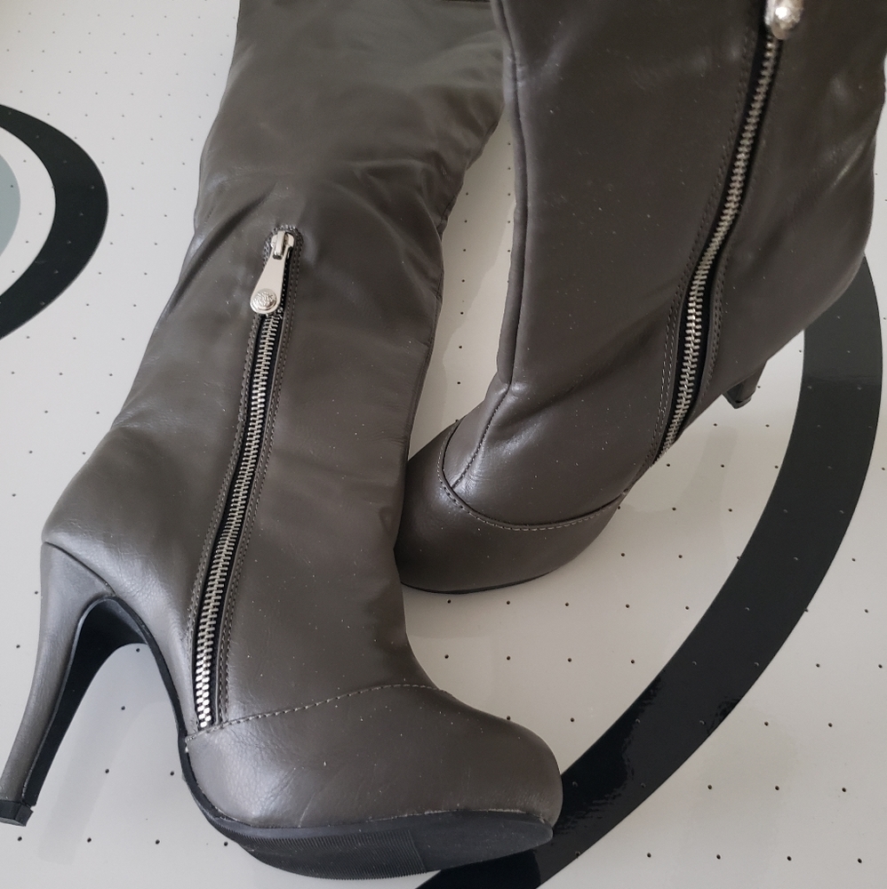 Boots - Picture 9 of 9